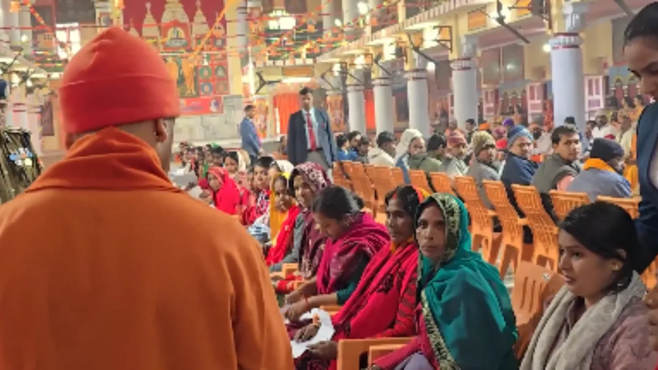 गोरखनाथ मंदिर में सीएम योगी ने सुनीं जनता की समस्या, कहा- चिंता न करें... हम हर समस्या का निकालेंगे समाधान