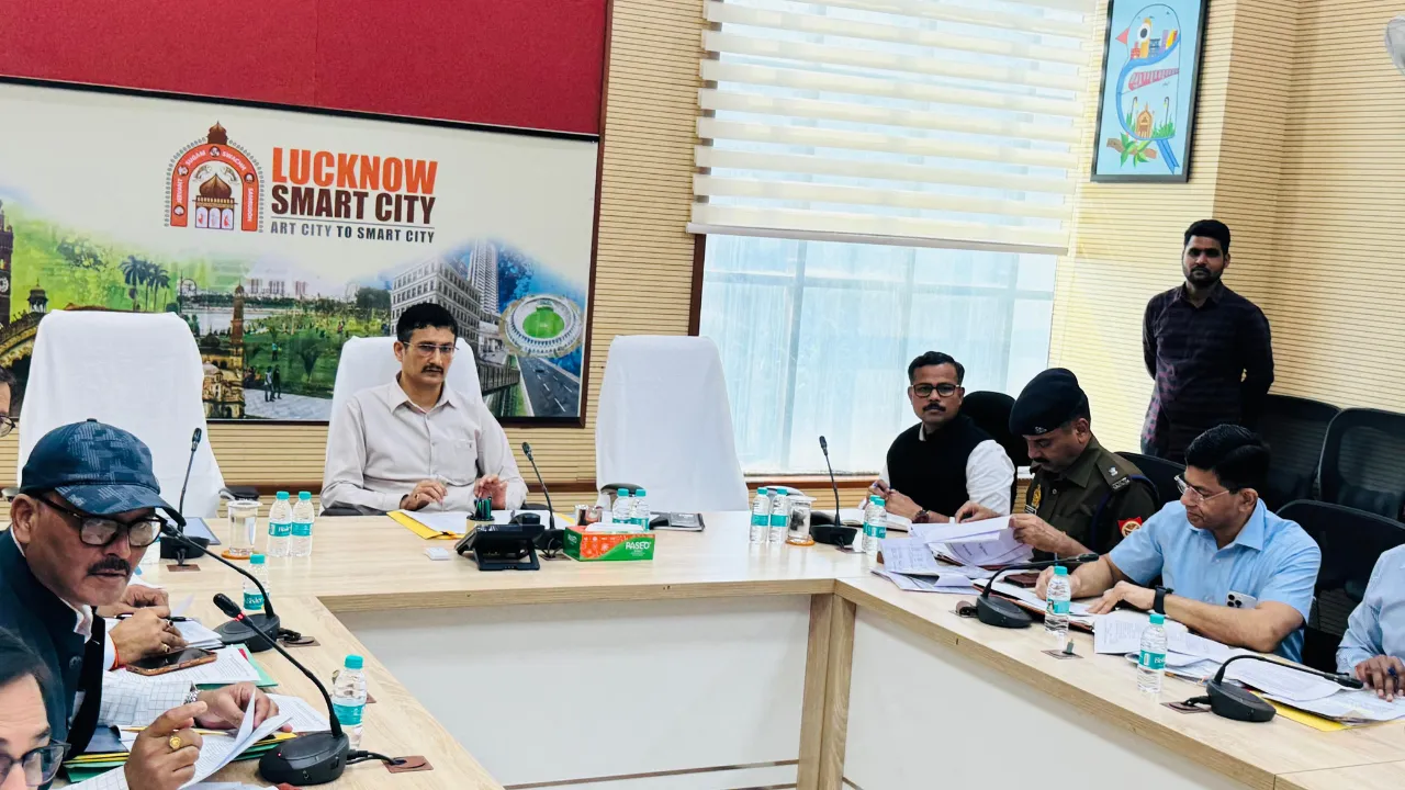 UP News: चौराहे से 100 मीटर दूर सवारी उतारे और बैठाएं, मंडलायुक्त ने सड़क सुरक्षा समिति एवं यातायात की बैठक में दिए निर्देश