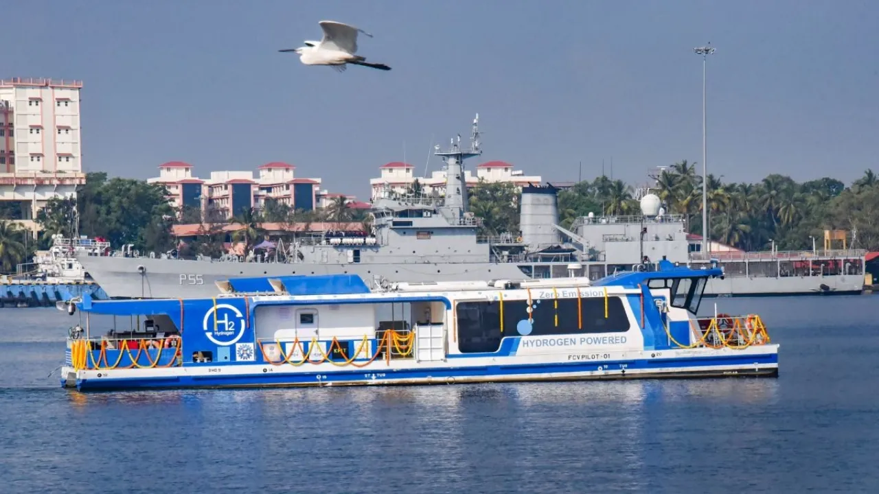 Hydrogen Water Taxi: काशी में चार दिसंबर से चलेंगी हाइड्रोजन वाटर टैक्सी, केंद्रीय मंत्री दिखाएंगे हरी झंडी