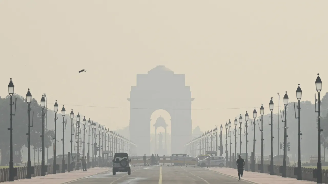 दिल्ली की हवा ने लिया यू-टर्न! 305 से गिरकर 268 पर आई, सांस लेना हुआ थोड़ा आसान  