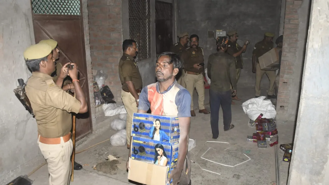शहर में मिला आतिशबाजी का अवैध भंडार, पुलिस ने की छापेमारी कर सील किया गोदाम... सालों पहले खत्म हो चुका लाइसेंस
