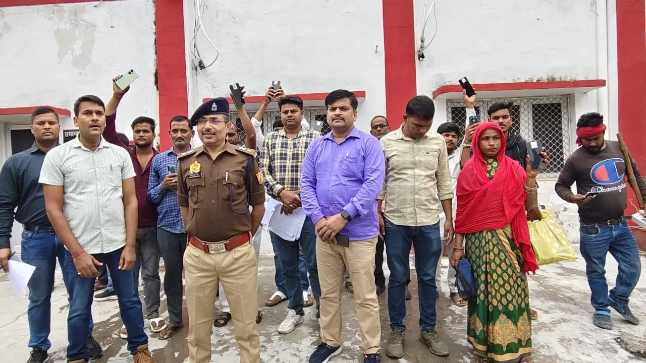 Amethi News: सर्विलांस और स्वाट टीम ने 75 मोबाइल फोन किए बरामद, एएसपी ने लौटाए चोरी के सभी फोन