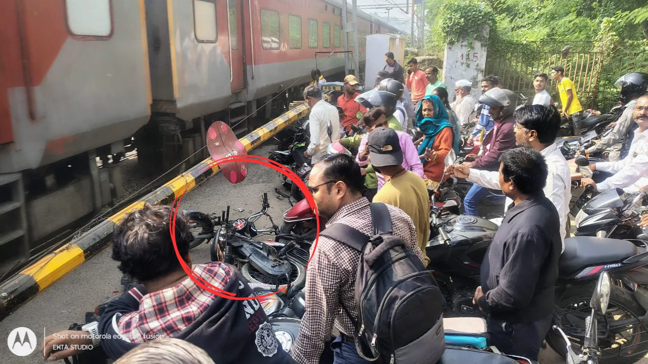 बाराबंकी में बड़ा रेल हादसा टला, तेज रफ्तार ट्रेन की चपेट में आई बाइक, युवक ने कूदकर बचाई जान