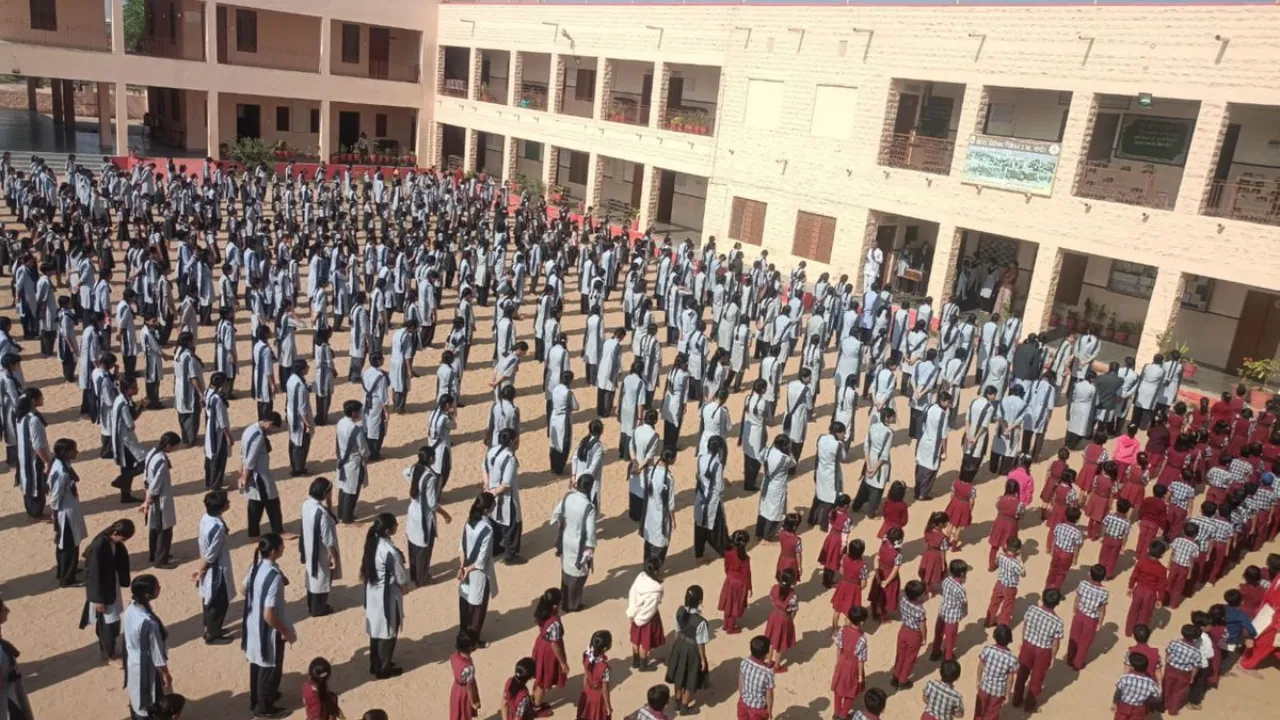 राष्ट्रगीत 'वंदे मातरम्' के 150 वर्ष पूरे, मनाया गया उत्सव, सीतापुर रोड स्थित सेंट जोसेफ स्कूल में हुआ सामूहिक वंदे मातरम् गायन