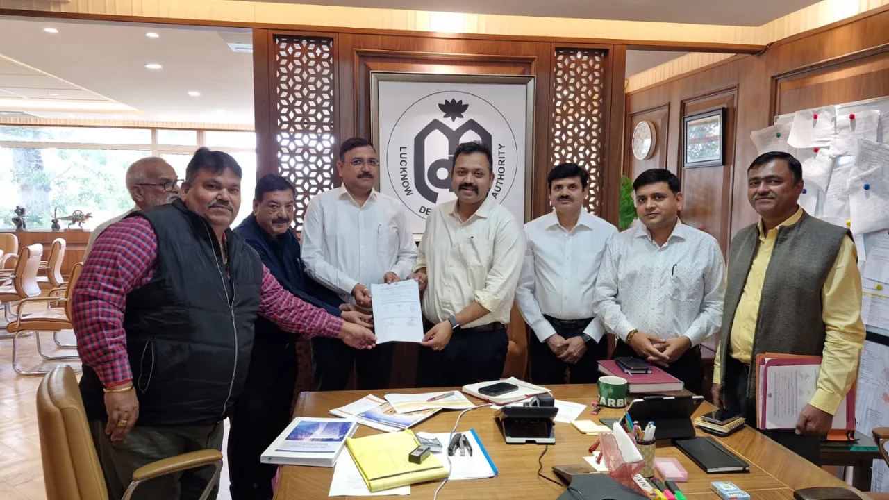 Lucknow News: RWA को हैंडओवर भरणी अपार्टमेंट... एलडीए उपाध्यक्ष ने पदाधिकारियों को सौंपा पत्र