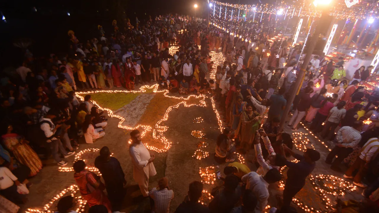 देव दीपावली पर लाखों दीपों से जगमगाए घाट, नमो घाट पर CM योगी ने प्रज्वलित किया पहला दीप, लखनऊ में भी अद्भुत नजारा