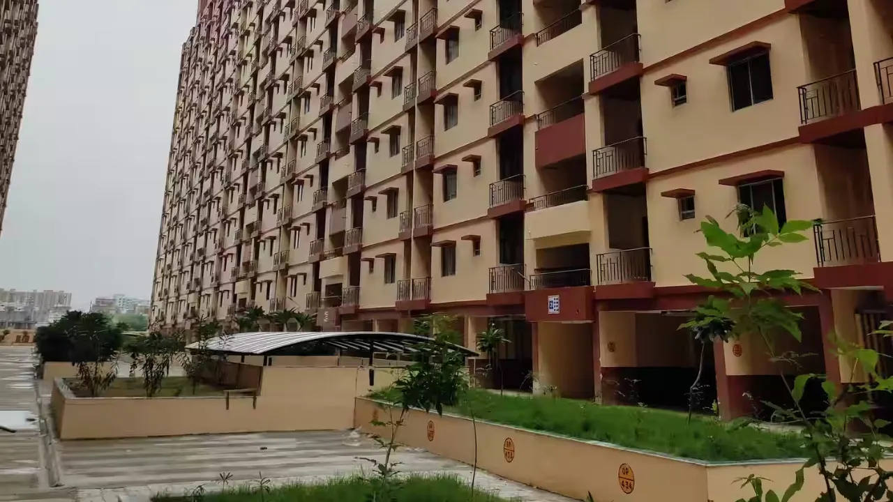 Vrindavan Scheme: भूखंडों पर कब्जा मिलने का इंतजार कर रहे किसान, 10 महीने बाद भी हाथ खाली