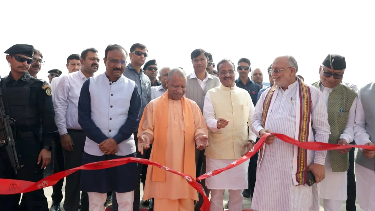 '2017 में ही तय किया था कि यूपी की छवि बदलेंगे...', सीएम योगी ने बांटे 72 परिवारों को फ्लैट, कहा- गरीबों का शोषण करने वालों को छोड़ेंगे नहीं