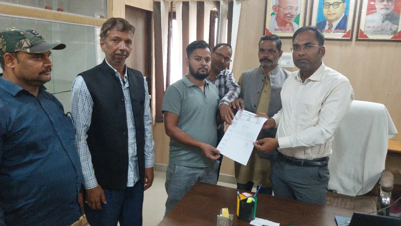 UP News:  वर्टिकल व्यवस्था के विरोध में संविदा कर्मियों का प्रदर्शन