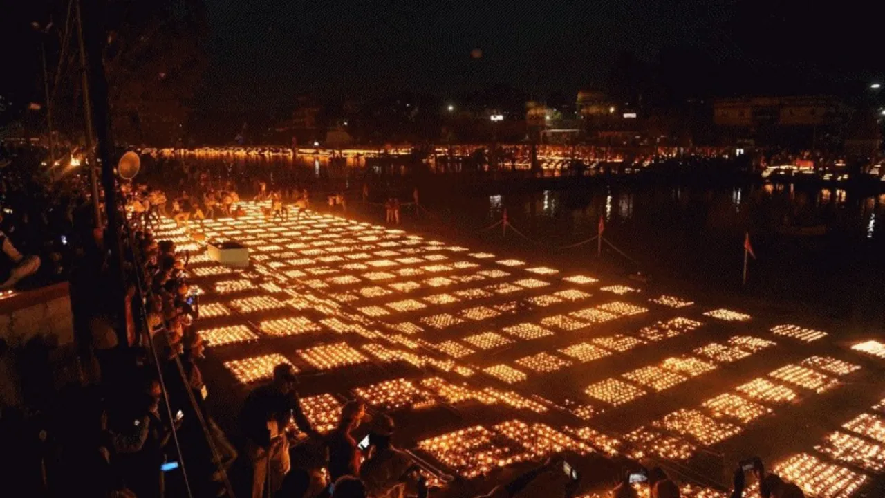 Devotthan Ekadashi: दीपों की रोशनी से जगमगाए तीर्थराज के यमुना तट, जलाए गए सवा लाख दीप