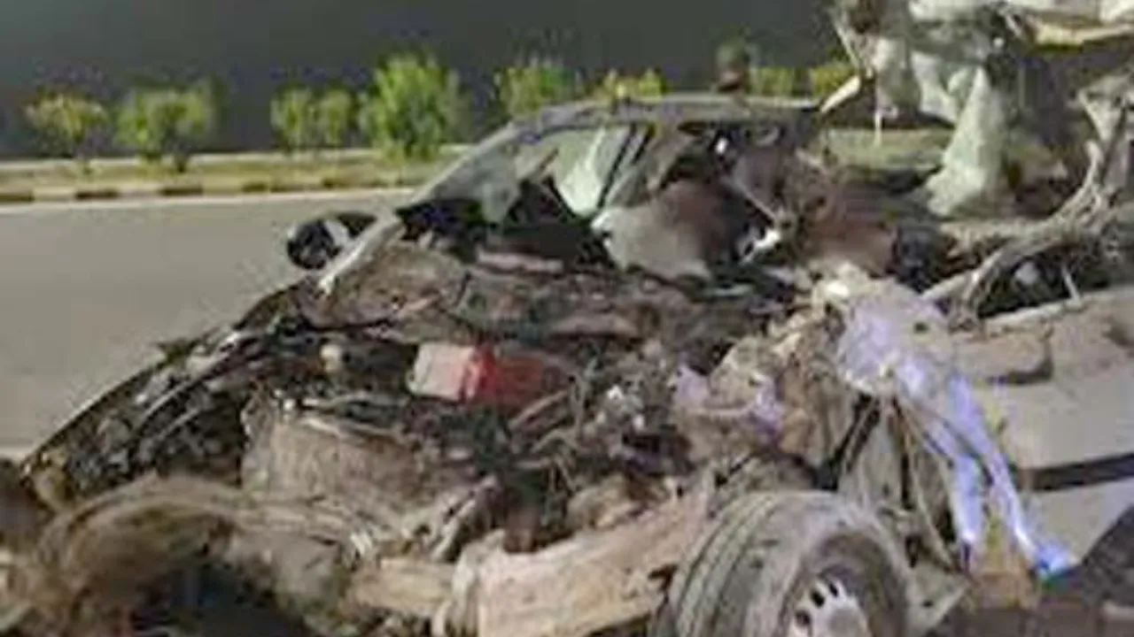 Muzaffarnagar News: शामली में खड़े ट्रक से टकराई कार, चार लोगों की मौत 