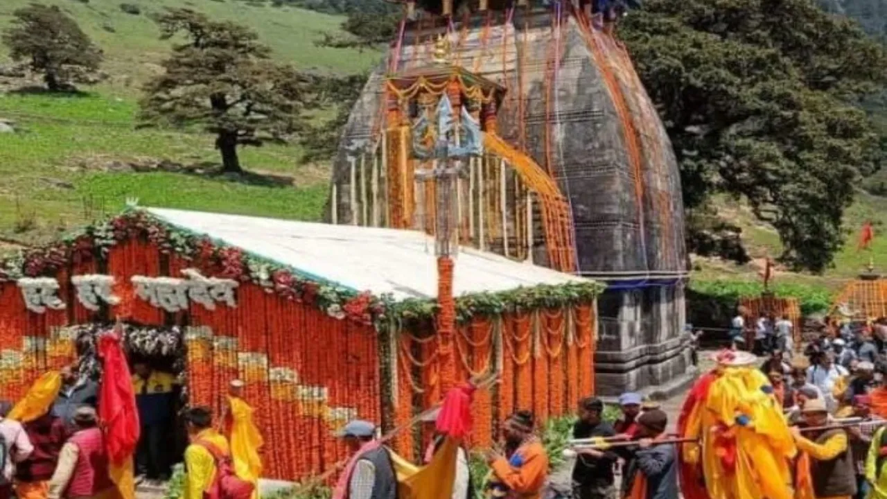 द्वितीय केदार श्री मद्महेश्वर मंदिर के कपाट हुए बंद, चल विग्रह उत्सव डोली का देव निशानों के साथ 21 नवंबर को उखीमठ आगमन