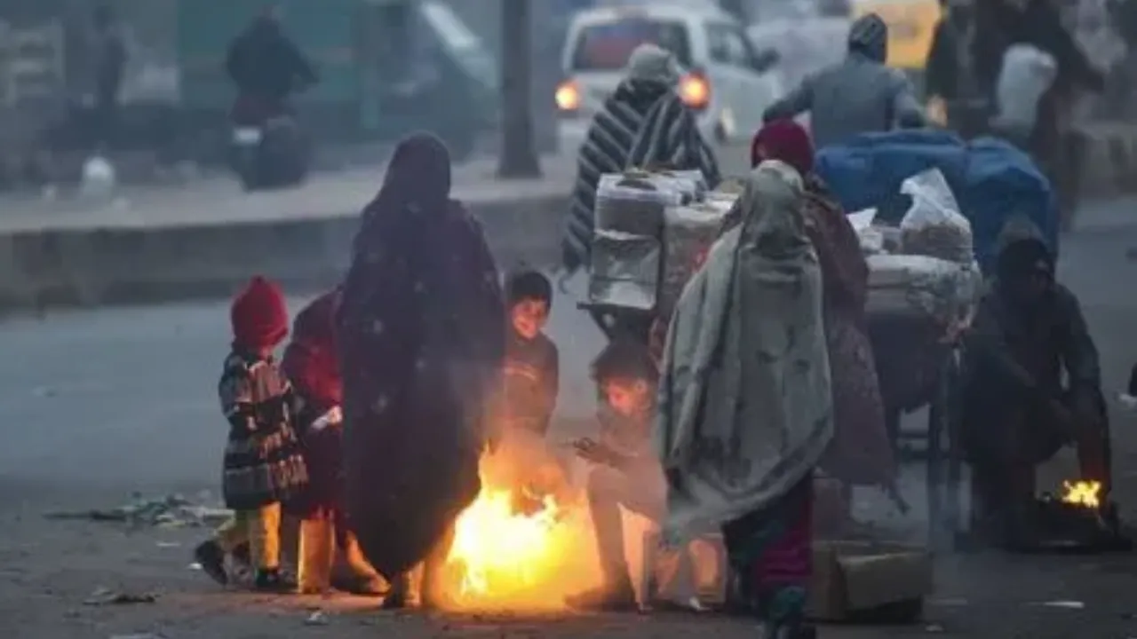 उत्तर प्रदेश में कंपकपाने वाली सर्दी लेकर लौटी हवाएं... तापमान में लगातार हो रही गिरावट, कई जिलों में कोहरे का सिलसिला जारी