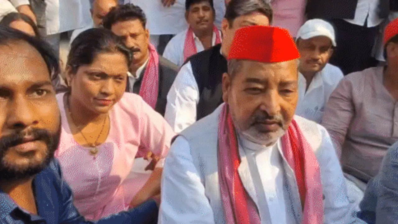 वाराणसी में सपा नेताओं को प्रशासन ने रोका, 100 से अधिक कार्यकर्ता धरने पर बैठे, तोड़ी जाएंगी आज भी दुकानें-मकान