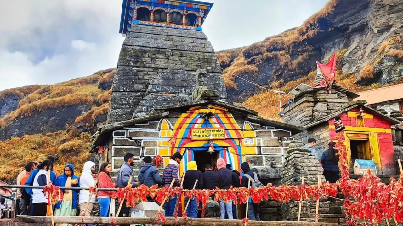Tungnath Temple: शीतकाल के लिए तृतीय केदार भगवान तुंगनाथ के कपाट बंद, फुलों से सजा मंदिर परिसर