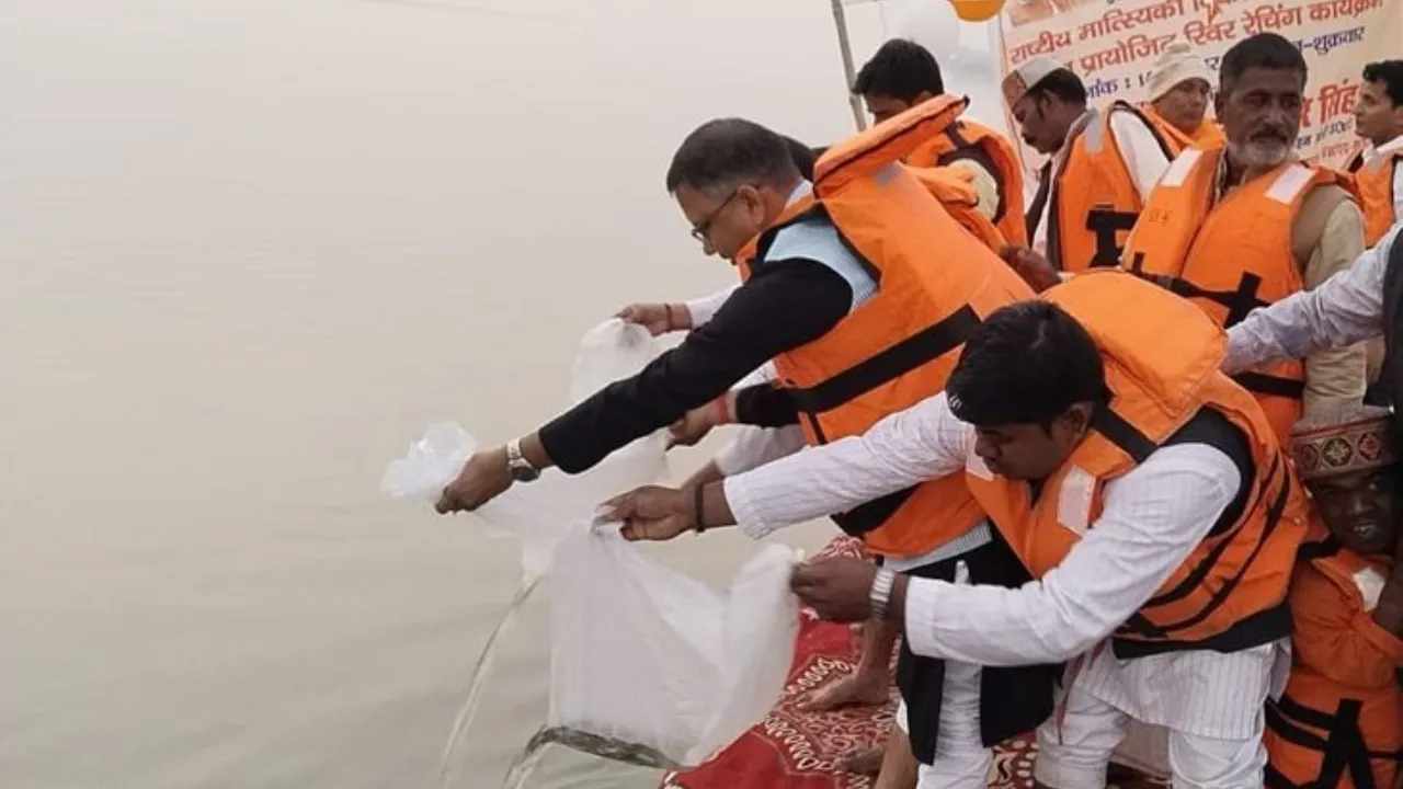 यूपी में नदियों को नई जिंदगी: गोमती में छोड़े 2 लाख मछली बीज, मत्स्य मंत्री ने शुरू किया मेगा रिवर रैंचिंग अभियान!