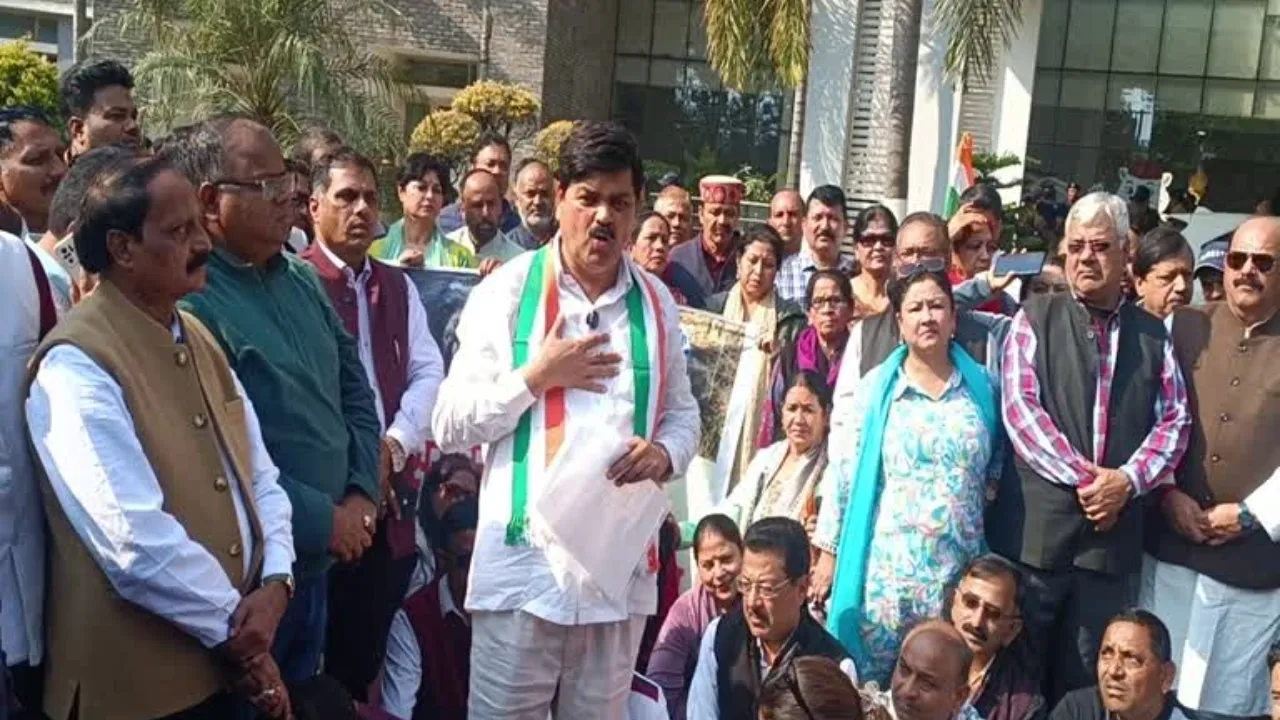भालू-बाघ के आतंक से त्रस्त उत्तराखंड: कांग्रेस कार्यकर्ताओं का वन भवन पर धावा, पुलिस से हुई धक्का-मुक्की  