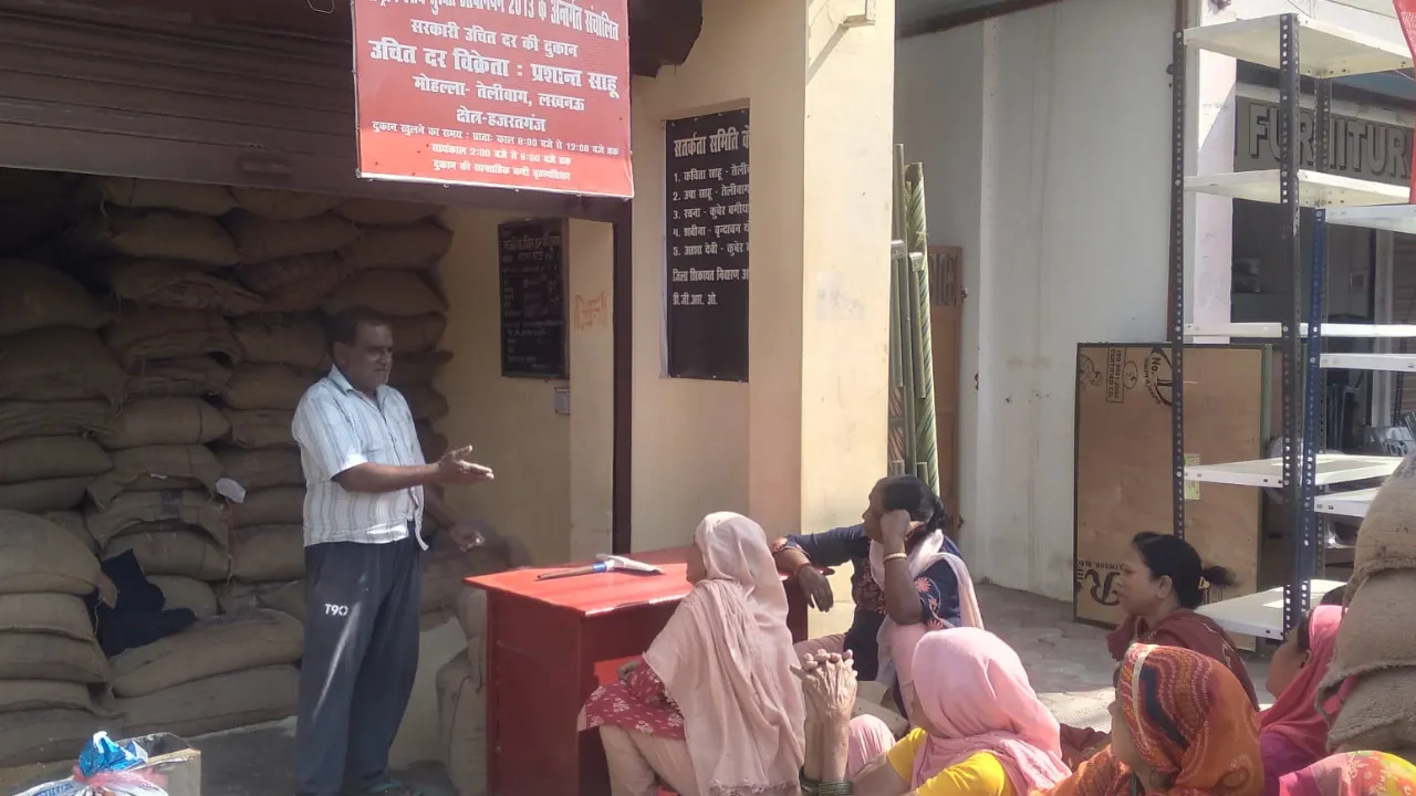 UP News: मुफ्त राशन के लिए कार्डधारक करते रहे इंतजार, उचित दर राशन दुकानों पर लगी लंबी कतार