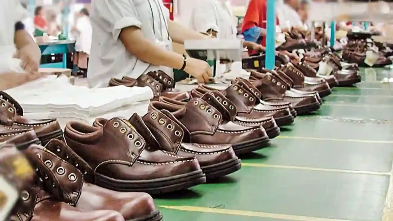 दुनिया में बढ़ रही सिंथेटिक जूता-चप्पल की डिमांड, आगरा के फुटवियर उद्योग के पास सुनहरा अवसर 