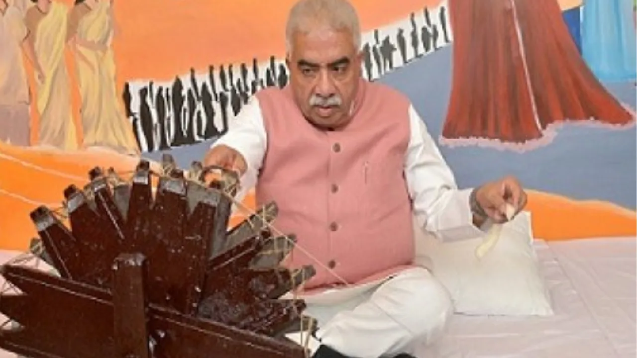 Khadi Festival-2025: महात्मा गांधी का स्वावलंबन फिर से बन रहा राष्ट्रीय शान...बोले राकेश सचान, राज्य स्तरीय उत्कृष्ट इकाइयों में मेरठ का मिला प्रथम पुरस्कार