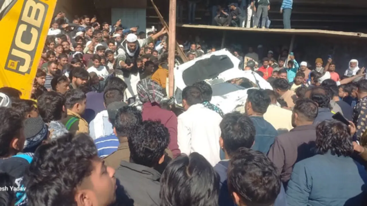 दिल्ली-देहरादून एक्सप्रेसवे पर दिल दहला देने वाला हादसा: खनिज से लदा डंपर कार पर पलटा, मासूम बेटी समेत चार की मौत