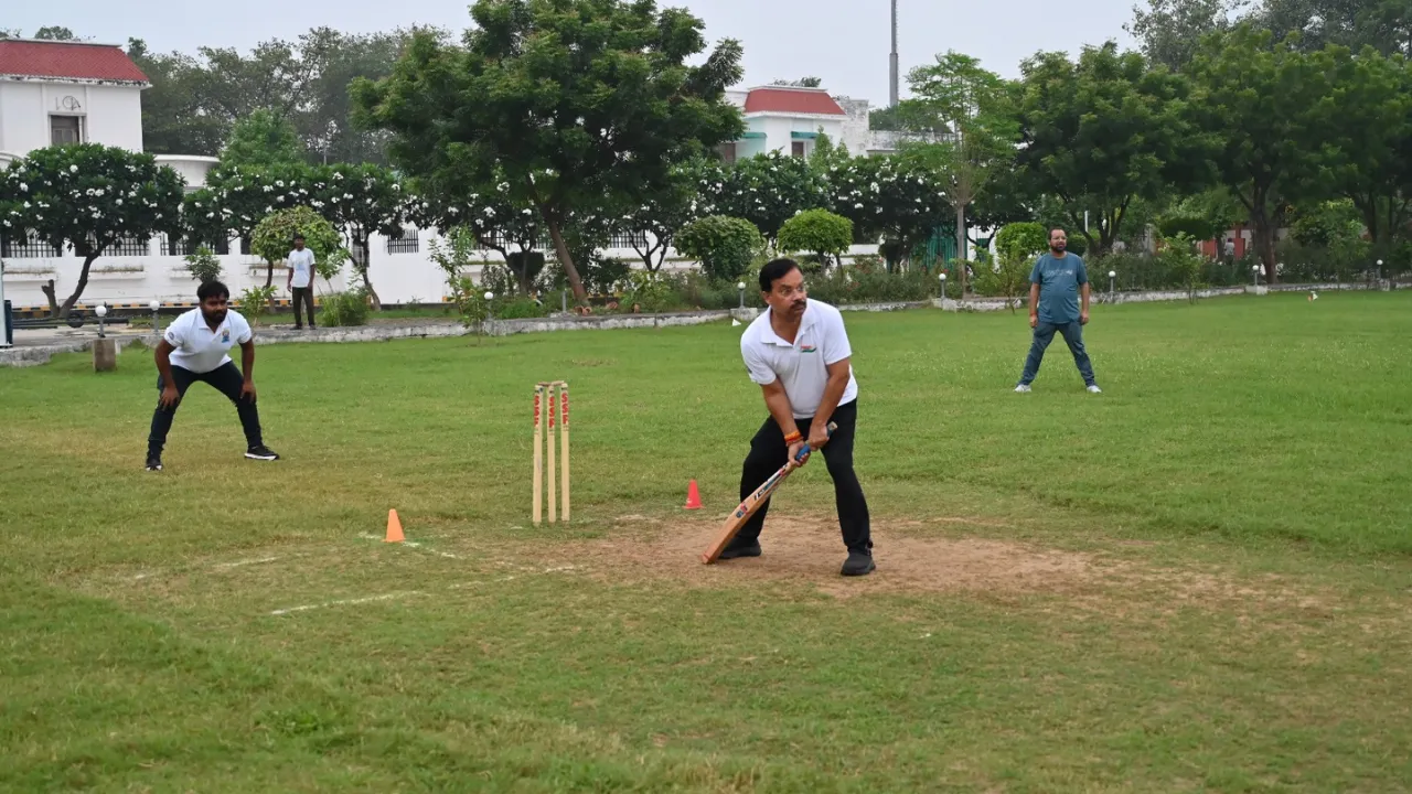 AKTU कुलपति ने क्रिकेट ग्राउंड में मचाई धूम, विश्वविद्यालय में इंट्रा यूनिवर्सिटी खेल प्रतियोगिता का हुआ शुभारंभ