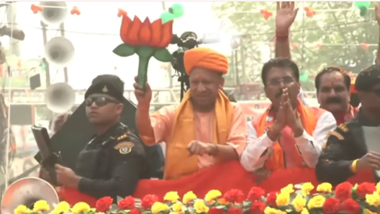 Bihar Election: दरभंगा पहुंचे CM योगी, लाखों लोगों ने फूलों से किया स्वागत