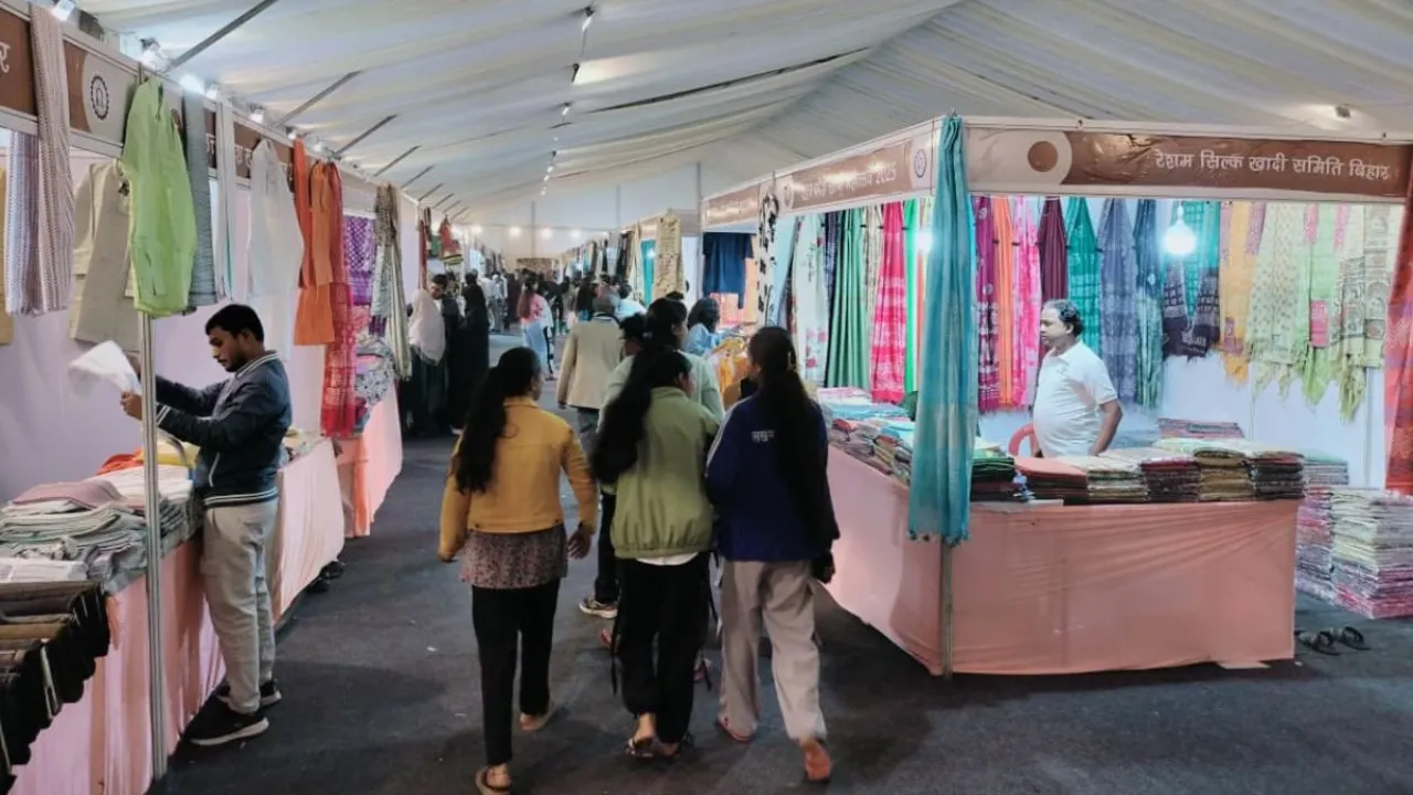 खादी महोत्सव में बही गीतों की रसधार बिक्री भी हुई सवा करोड़ के पार