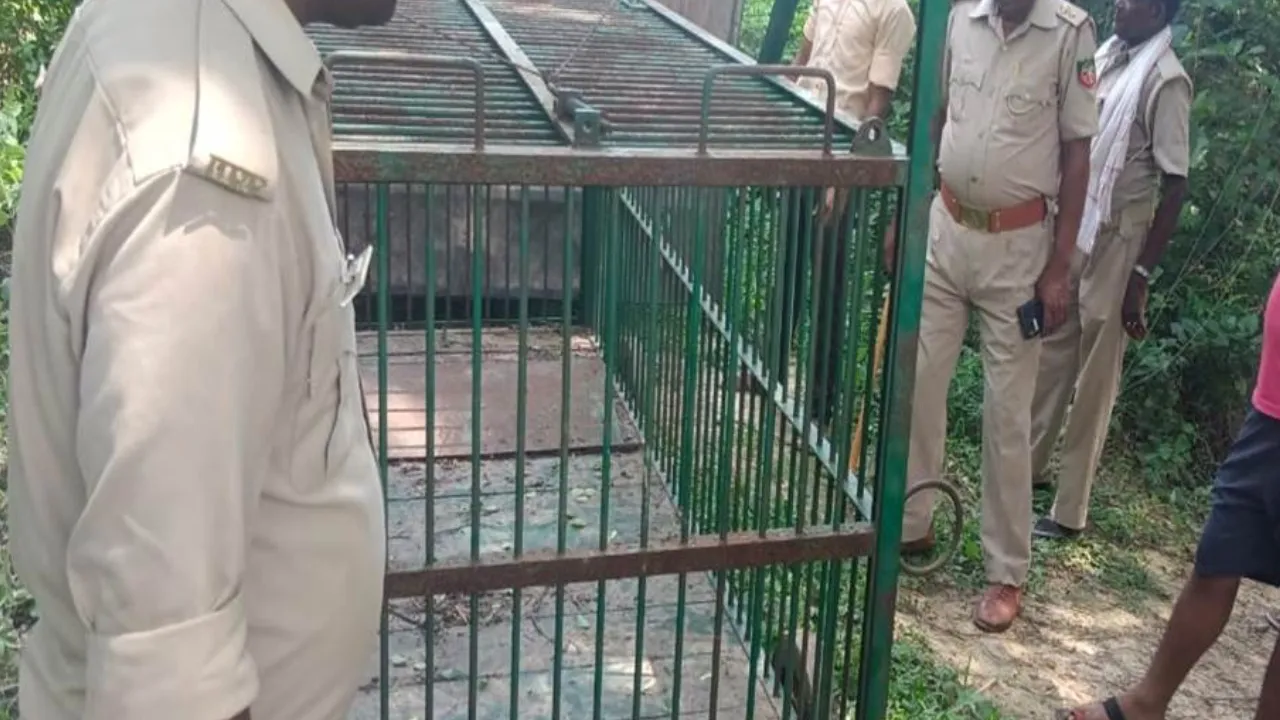 तेंदुए के लिए लगाए पिंजरे में दो घंटे तक फंसा रहा युवक, वन विभाग ने किया रेस्क्यू 