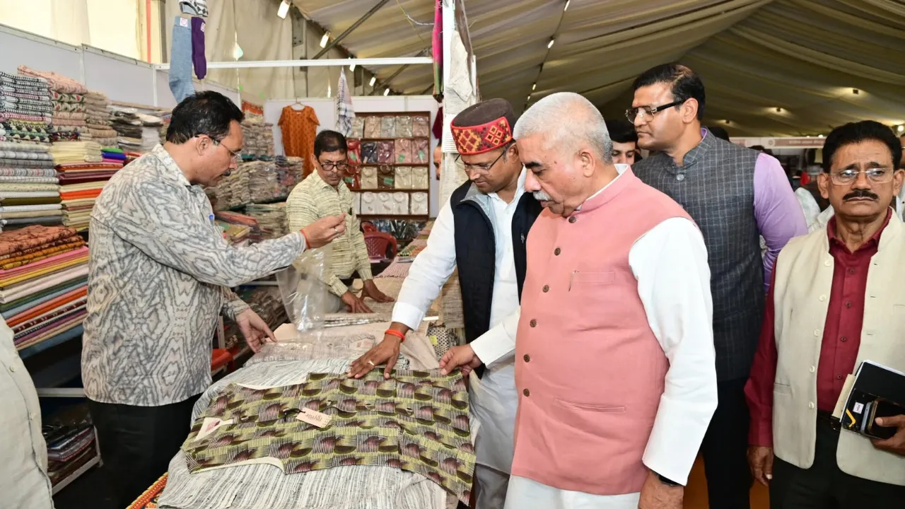 कौशल विकास और डिजिटल मार्केटिंग से सजा खादी महोत्सव, स्वदेशी, नवाचार और ग्रामीण सशक्तिकरण का भव्य उत्सव
