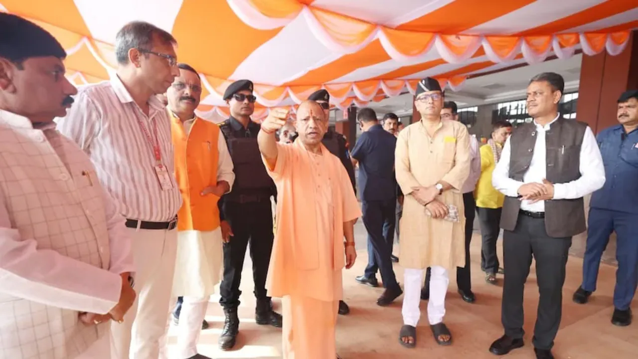 पीएम के कार्यक्रम में न हो लापरवाही... मुख्यमंत्री योगी ने बनारस रेलवे स्टेशन पर की तैयारियों की समीक्षा