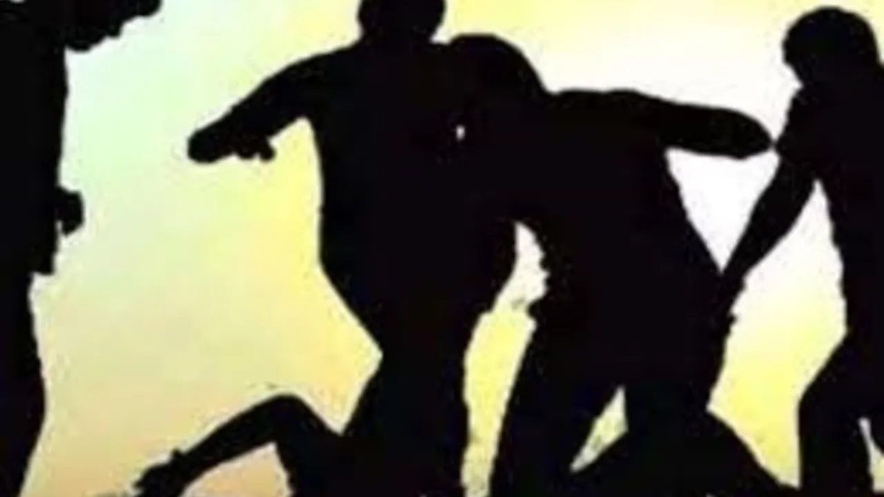 Lucknow News: मेले में कीर्तन बंद कराने को लेकर दबंगों ने मचाया हंगामा... स्टेज पर चढ़कर तोड़ी कुर्सियां, आयोजकों को पीटा