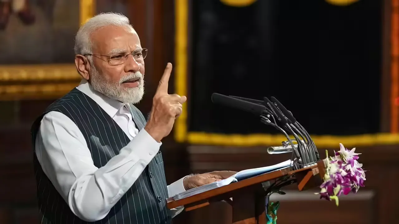 G-20 सम्मेलन में शामिल होने के लिए दक्षिण अफ्रीका रवाना हुए पीएम मोदी, कहा- 'वसुधैव कुटुम्बकम' के आधार पर रखेंगे भारत का नजरिया 