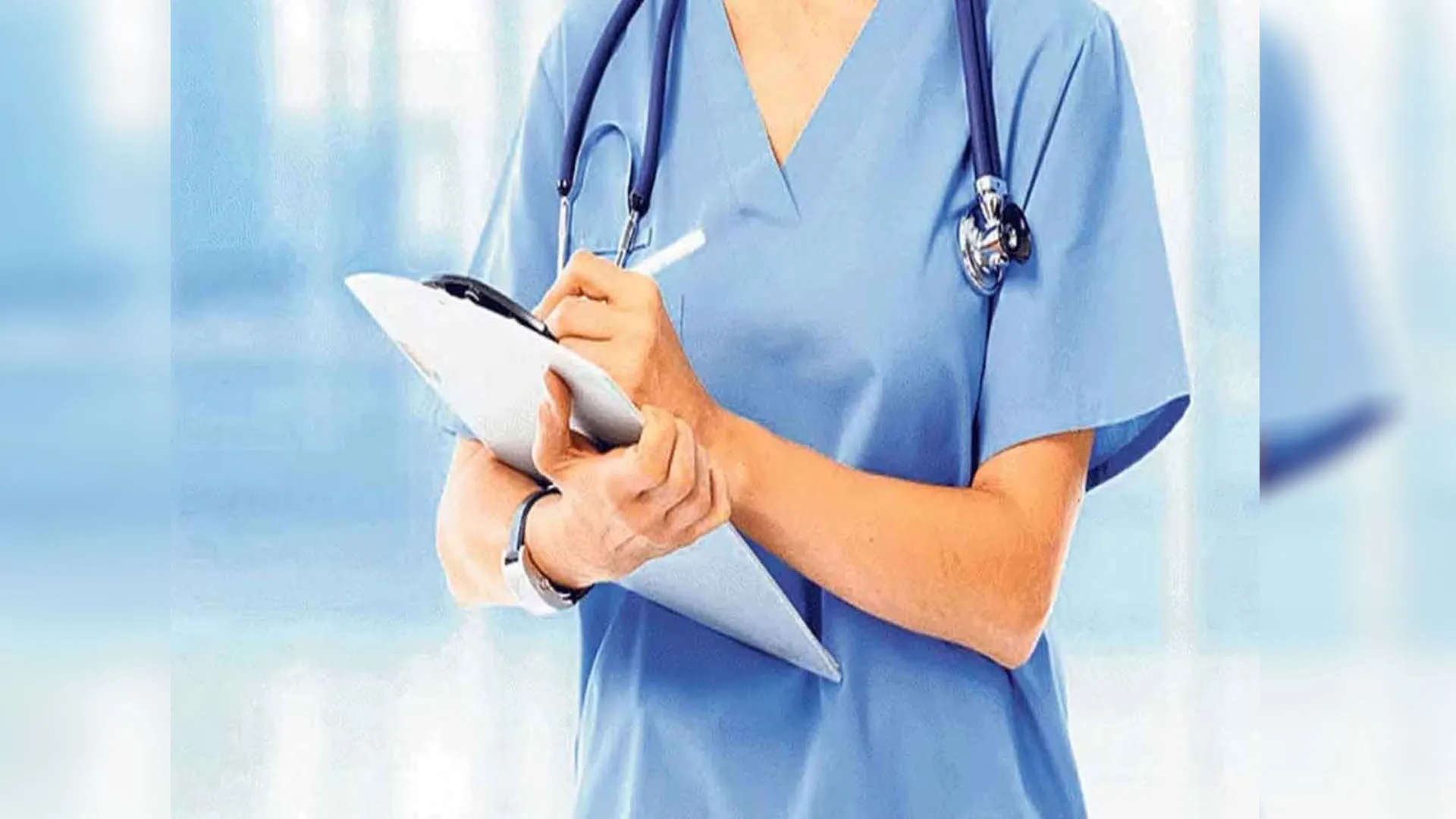 Bareilly:  गर्भवती को निजी अस्पताल में ले जाने में स्टाफ नर्स और एएनएम दोषी