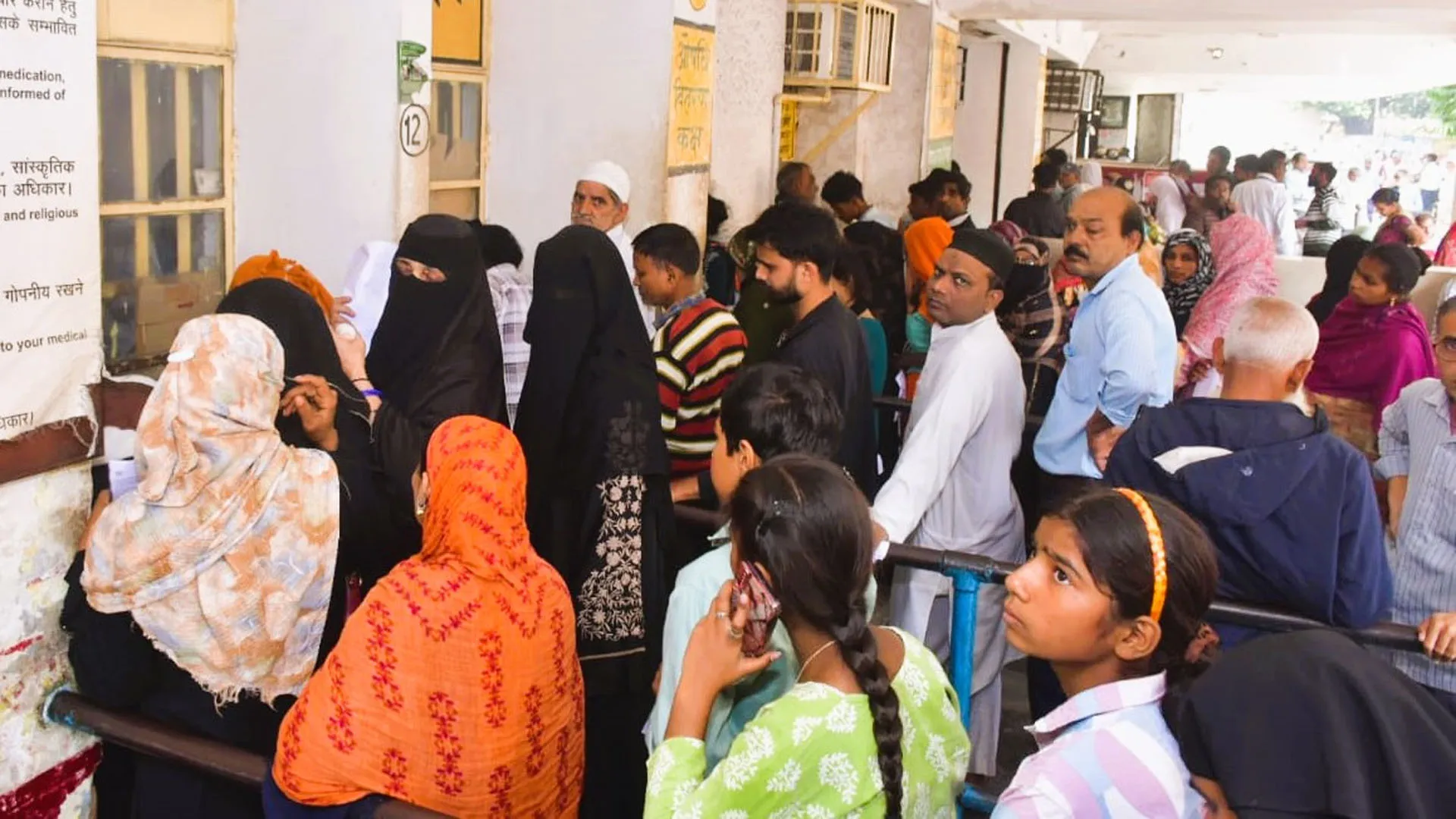 Moradabad: ठंड से बढ़ रही जोड़ो में सूजन और गले में संक्रमण...OPD में 50 फीसदी मरीजों को यही दिक्कत