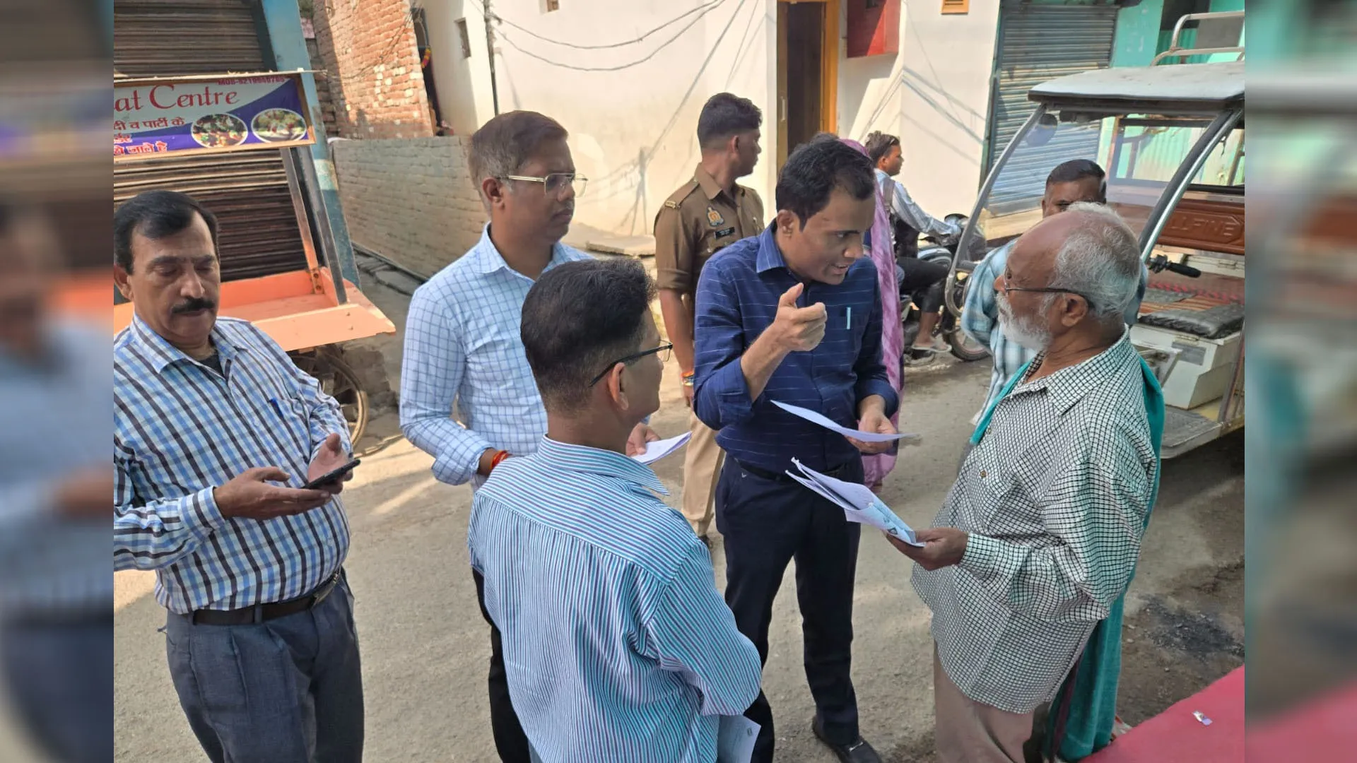 एसआईआर: बीएलओ के साथ अधिकारी पहुंचे घर-घर...लोगों को बांटे हजारों प्रपत्र 