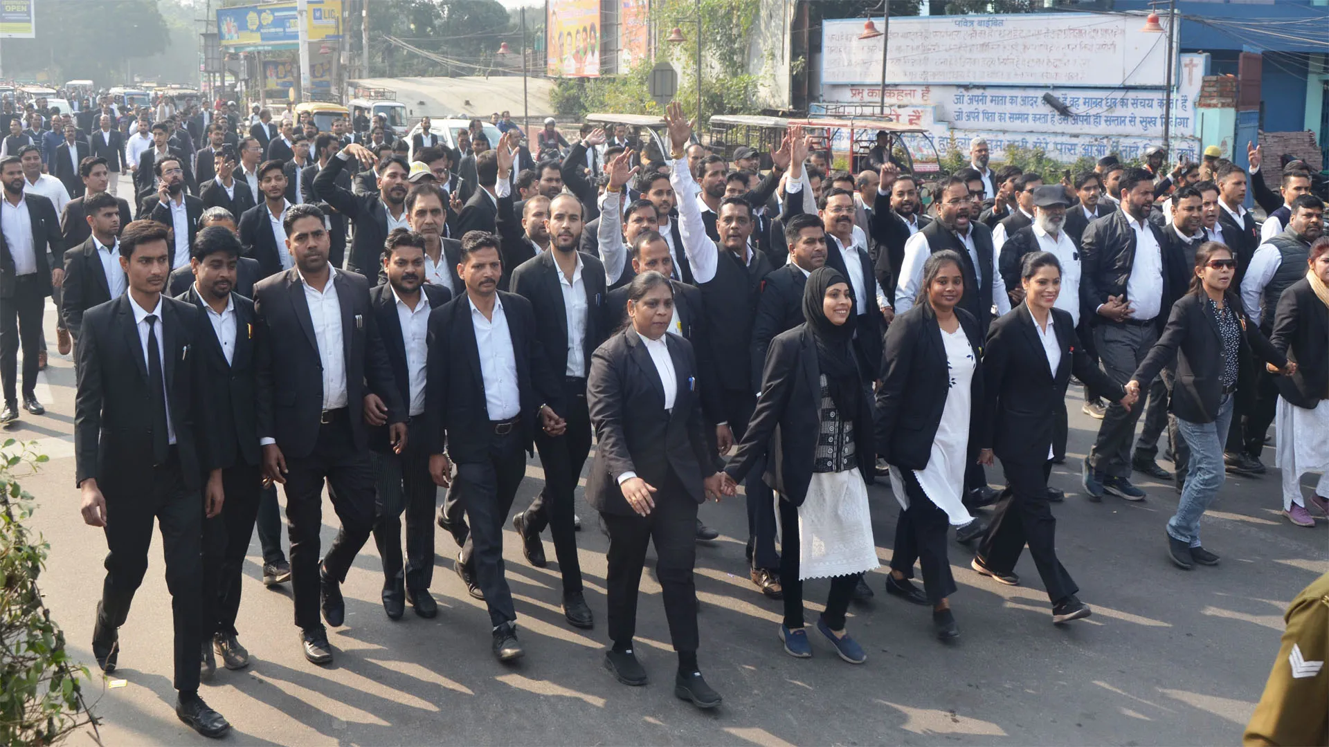 Bareilly : अधिवक्ताओं ने बनाई मानव श्रृंखला, पुलिस के खिलाफ नारेबाजी