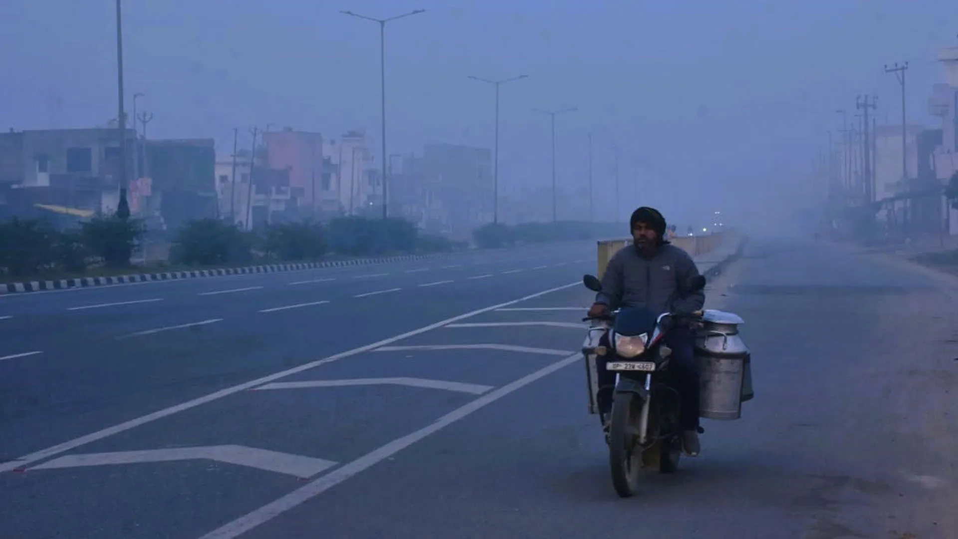 Moradabad : कोहरे की चादर ओढ़े रही कार्तिक पूर्णिमा की सुबह, रफ्तार पर ब्रेक
