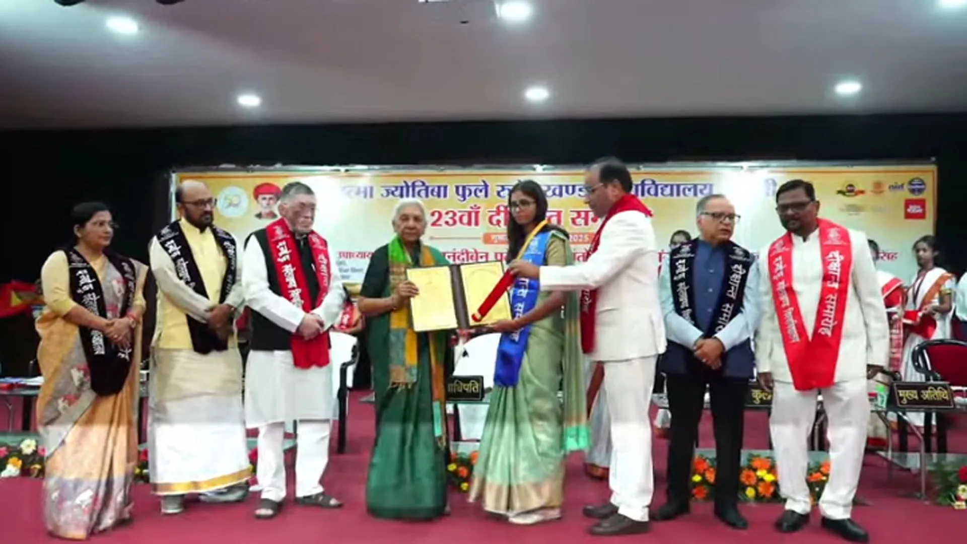 दीक्षांत समारोह: रूहेलखंड विश्वविद्यालय के टॉपर्स को राज्यपाल आनंदी बेन पटेल ने स्वर्ण पदक देकर किया सम्मानित