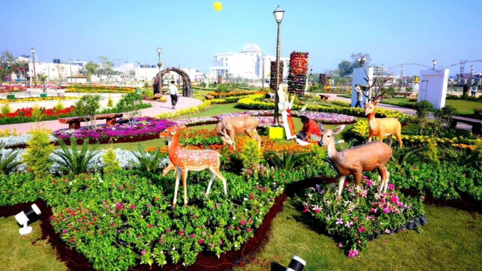 Bareilly: पर्यटन को उड़ान देगी रामायण वाटिका, आकर्षक लाइटों से होगी जगमग