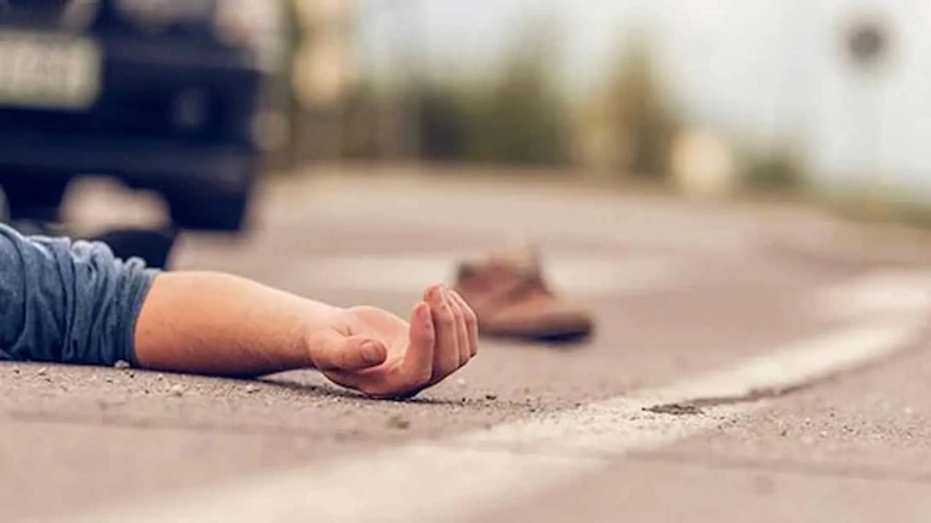 बदायूं: अनियंत्रित होकर पलटा ट्रैक्टर, युवक की दबकर मौत