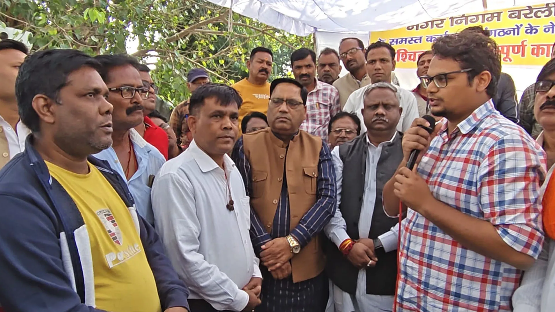 Bareilly: सफाई कर्मचारियों की हड़ताल खत्म, नगर आयुक्त के समझाने पर माने, कल से उठेगा कूड़ा