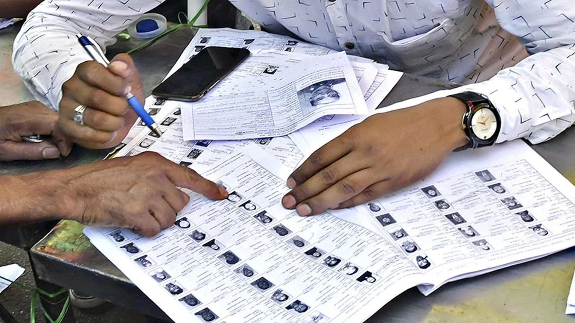 SIR-2026: जालौन के डीएम ने कालपी में किया विशेष पुनरीक्षण अभियान का निरीक्षण, दिए निर्देश 