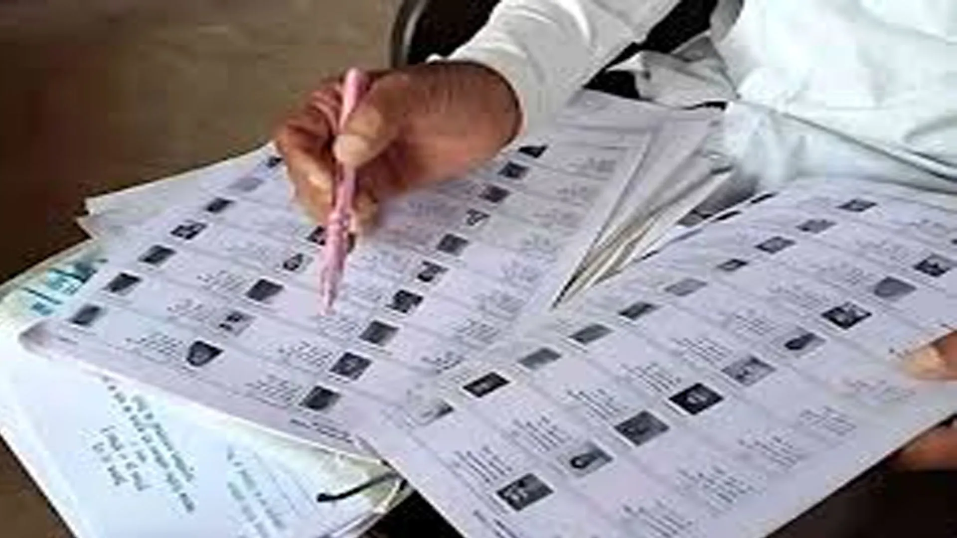 प्रयागराज : एसआईआर कार्यक्रम में उत्कृष्ट कार्य करने वाले 19 बीएलओ किए गए सम्मानित