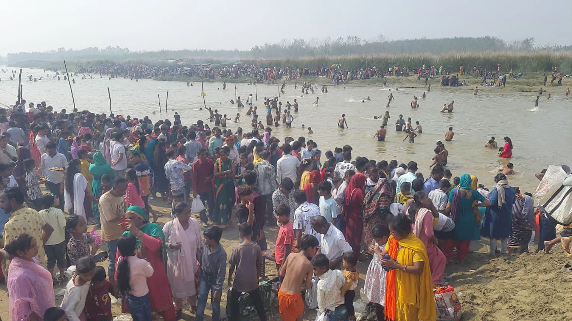 Rampur: जिले में 19 घाटों पर 1.16 लाख लोगों लगाई डुबकी, भारी सुरक्षा के बीच पहुंचे श्रद्धालु