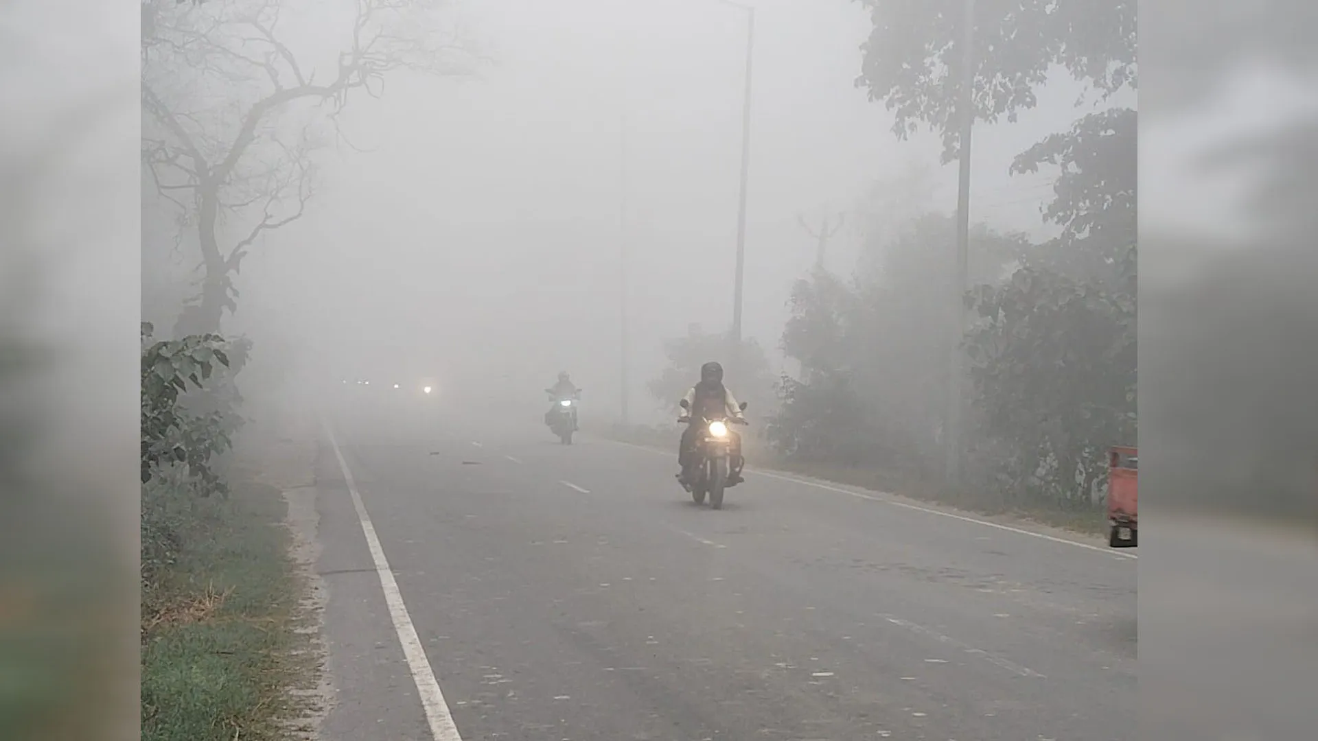 Rampur:  नवंबर का पहला ही दिन रहा सर्द...कोहरे की चादर में लिपटीं सड़कें