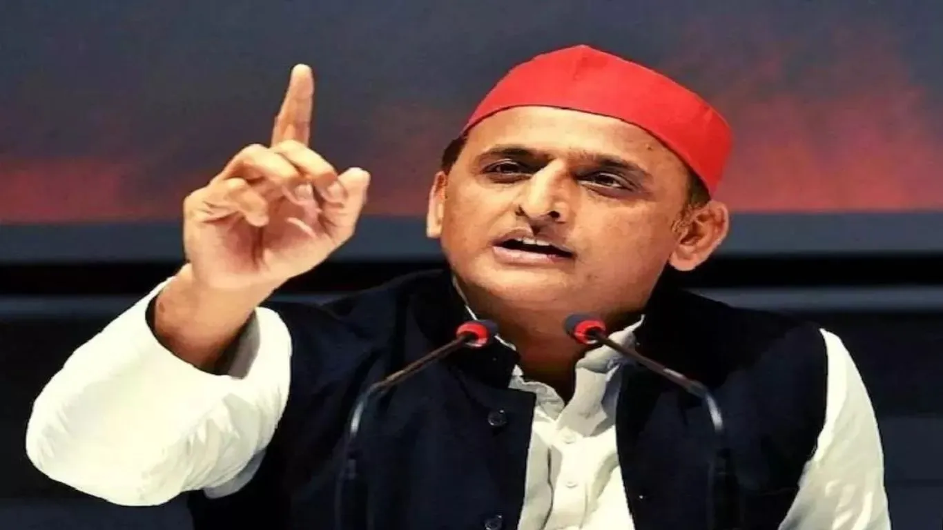     फतेहपुर: मृतक लेखपाल के घर पहुंचे सपा प्रमुख अखिलेश यादव, कहा- लोकसभा में उठायेंगे बीएलओ का मुद्दा 