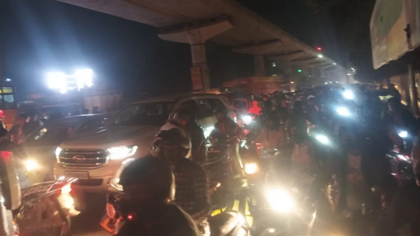   कानपुर रोड पर भीषण जाम से चरमराई यातायात व्यवस्था: VVIP मूवमेंट के चलते जाम में फंसी कई एंबुलेंस, 2 किमी तक लगी कतारें