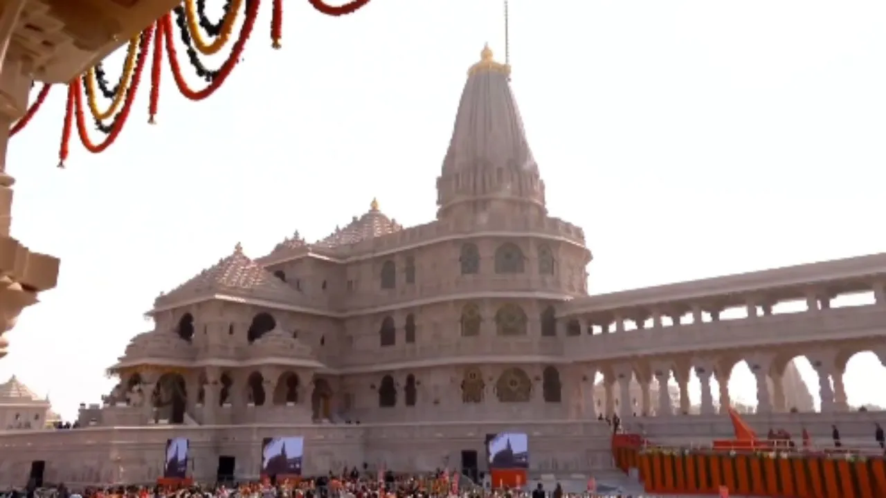  ध्वजारोहण के 9 घंटे के बाद दीदार... कड़ी सुरक्षा के बीच 1 लाख श्रद्धालुओं ने किये दर्शन, सम्पूर्ण दर्शन के लिए अभी करना होगा और इंतजार  