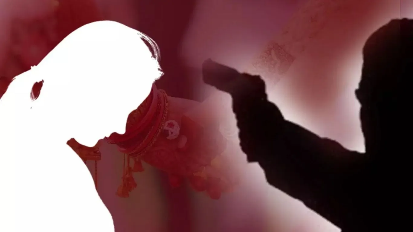  नोएडा में मामूली बात पर चला दी गोली...  प्रेमिका को उतारा मौत के घाट; फिर हुआ फरार, तलाश में जुटी पुलिस 